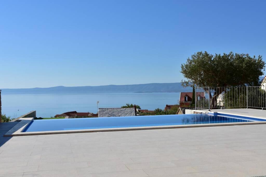 Villa Katarina - Infinity Pool With Amazing View 볼 외부 사진